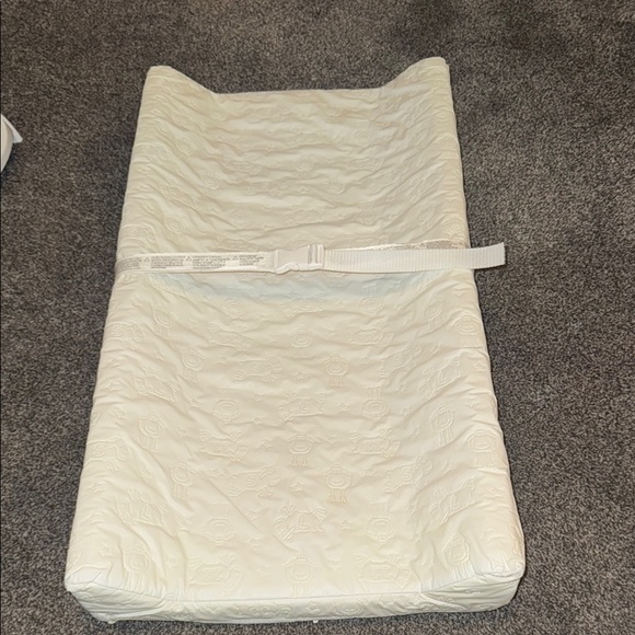 Delta Contoured Changing Pad - Picture 2 of 2
